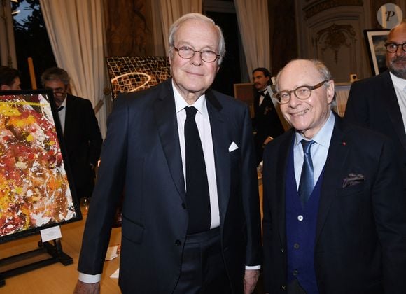 Exclusif - David de Rothschild , Alain Pompidou - Soirée de gala des 50 ans de la Fondation Claude Pompidou à l'Hôtel Marcel Dassault à Paris le 12 avril 2022.
C'est à l'Hôtel Marcel Dassault, au rond-point des Champs Elysées, que s'est tenue le mardi 12 avril, la soirée de gala des 50 ans de la Fondation Claude Pompidou.
Cette Fondation créée par l’épouse du Président Georges Pompidou, est la seule fondation de femmes de Présidents toujours en activité. Grâce à ses centres répartis en France, et ses équipes de bénévoles, elle vient en aide aux enfants handicapés, aux malades d'Alzheimer, aux personnes atteintes d'autisme et aux personnes vulnérables.
 La soirée de gala,  présentée par le journaliste  Frédéric.Taddéi, est organisée et financée par Monique Pozzo di Borgo, Natacha.Dassault et Marie-Héléne Habert-Dassault. Elle a réunit des personnalités de tous horizons autour d'une vente aux enchères au profit de la Fondation, orchestrée par le commissaire-priseur d'Artcurial, Arnaud Oliveux, en présence d'Alain Pompidou Président de la Fondation et son épouse Nicole, de Laurent.Dassault, Victor.Habert- Dassault, David de.Rothschild et de Richard.Hutin, directeur général de la Fondation Claude Pompidou.

Rachid Bellak / LMS / Bestimage