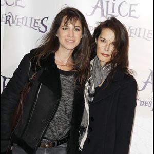 En se mettant en couple avec l'interprète du titre Bonnie and Clyde, Bambou devient belle-maman de Charlotte 

Charlotte Gainsbourg et Bambou à la Première du spectacle Alice au pays des merveilles au théâtre Mogador à Paris.
OLIVIER BORDE / BESTIMAGE