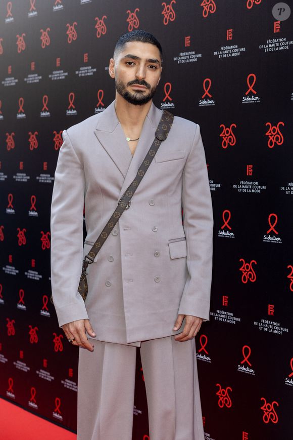 Sneazzy - Photocall de la 20ème édition du dîner de la Mode du Sidaction, "Annees Palace" au Pavillon Cambon Capucines à Paris le 6 juillet 2023. Ce dîner signe la clôture des défilés de la Semaine de la Haute Couture à Paris. Cette édition sera l'occasion de célébrer les vingt ans de cet événement incontournable au profit de la lutte contre le sida.
Le Chef Y. Alléno, chef trois étoiles au Guide Michelin, signe le menu de la 20ème édition de ce dîner de gala.
Grâce à la mobilisation des personnalités de la mode, du cinéma et des médias, le Dîner de la mode avait permis de collecter 726 000 euros en faveur de la lutte contre le VIH/sida en 2022. Sidaction peut ainsi renforcer son action en faveur des programmes de recherche scientifique, médicale et de prévention du VIH et des associations d'aide aux personnes vivant avec le VIH en France et à l'international.
Depuis 2003, le Dîner de la Mode a permis de collecter plus de onze millions d'euros.
Plus que jamais, nous devons rester mobilisés pour faire reculer l'épidémie de VIH.© Olivier Borde/Bestimage