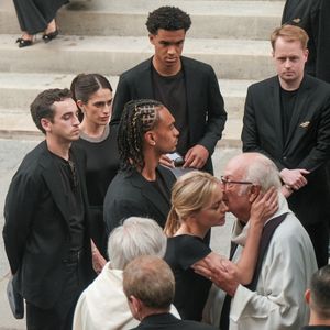 Audrey Crespo-Mara, ses fils Sekou et Lamine, Gaston Ardisson et sa compagne - Sorties des obsèques de Thierry Ardisson en l'église Saint-Roch de Paris, France, le 17 juillet 2025. Bestimage