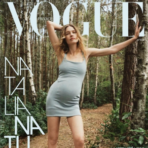 Natalia Vodianova enceinte en couverture du magazine "Vogue".