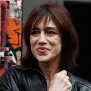 La Maison Gainsbourg propose de privatiser plusieurs espaces emblématiques de Serge Gainsbourg, notamment sa maison historique de la rue de Verneuil, le musée et le Gainsbarre.
Charlotte Gainsbourg lors de la cérémonie de dévoilement de la plaque "Maison des Illustres" de la Maison Gainsbourg à Paris, France. © Christophe Clovis/Bestimage