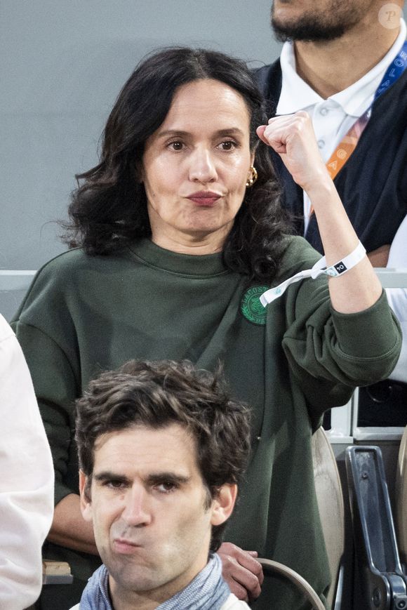 Amelle Chahbi dans les tribunes lors de la session du soir des Internationaux de France de Tennis de Roland Garros 2025, à Paris, France, le 4 juin 2025. © Jacovides-Moreau/Bestimage