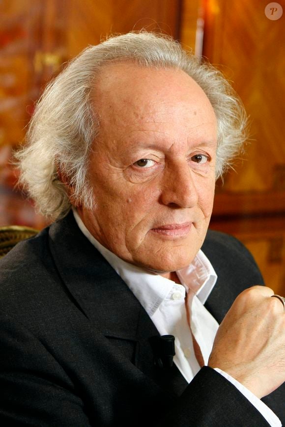 Didier Barbelivien pose à Paris, France, en décembre 2011. Photo par Vim/ABACAPRESS.COM