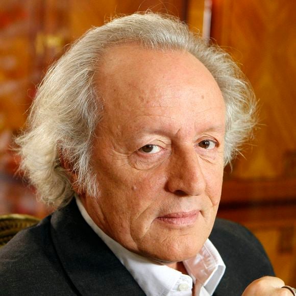 Didier Barbelivien pose à Paris, France, en décembre 2011. Photo par Vim/ABACAPRESS.COM