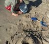 Dans le reste des instants publiés, nous pouvons découvrir un magnifique coucher de soleil, un moment à la plage et la fierté du petit Léo face à ses exploits au football dans leur jardin. 

Léo, le fils de Cyril Lignac et Déborah, dimanche 9 août 2026 - Instagram