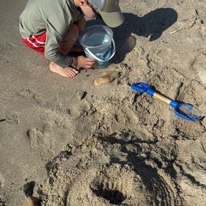 Dans le reste des instants publiés, nous pouvons découvrir un magnifique coucher de soleil, un moment à la plage et la fierté du petit Léo face à ses exploits au football dans leur jardin. 

Léo, le fils de Cyril Lignac et Déborah, dimanche 9 août 2026 - Instagram