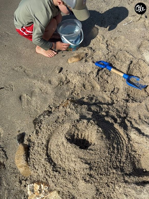 Dans le reste des instants publiés, nous pouvons découvrir un magnifique coucher de soleil, un moment à la plage et la fierté du petit Léo face à ses exploits au football dans leur jardin. 

Léo, le fils de Cyril Lignac et Déborah, dimanche 9 août 2026 - Instagram