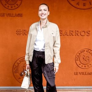 Sur Instagram, Miss France 2021 a partagé plusieurs images de ce voyage entre plages, paysages verdoyants et découvertes en pleine nature.

Amandine Petit au photocall du village lors des Internationaux de France de Tennis de Roland Garros 2026, à Paris, France, le 4 juin 2026. © Jacovides-Moreau/Bestimage