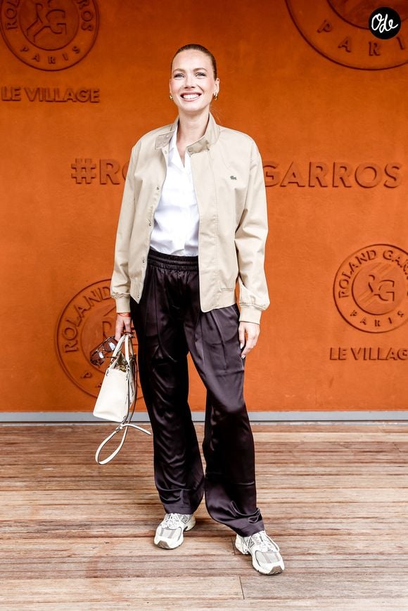 Sur Instagram, Miss France 2021 a partagé plusieurs images de ce voyage entre plages, paysages verdoyants et découvertes en pleine nature.

Amandine Petit au photocall du village lors des Internationaux de France de Tennis de Roland Garros 2026, à Paris, France, le 4 juin 2026. © Jacovides-Moreau/Bestimage