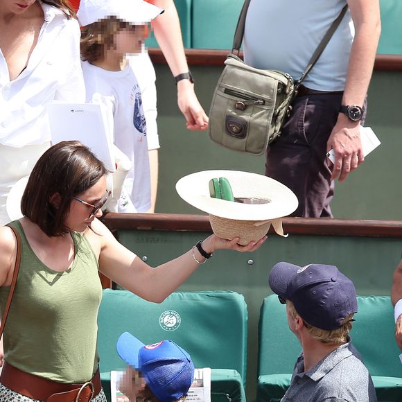 Concernant leurs enfants, Jules s'est illustré au cinéma dans le film "Le Cœur des hommes 2", sorti en 2006, où il prêtait ses traits au personnage de Romain.

Jean Dujardin et Nathalie Péchalat dans les tribunes lors de la finale homme des Internationaux de Tennis de Roland-Garros à Paris, le 11 juin 2017. © Jacovides-Moreau/Bestimage