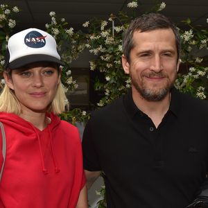 Guillaume Canet et sa compagne Marion Cotillard au village lors des internationaux de France à Roland Garros le 10 juin 2018. © Veeren / Bestimage