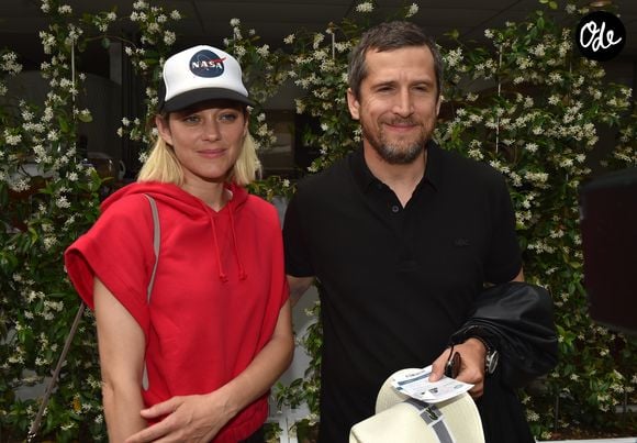 Guillaume Canet et sa compagne Marion Cotillard au village lors des internationaux de France à Roland Garros le 10 juin 2018. © Veeren / Bestimage