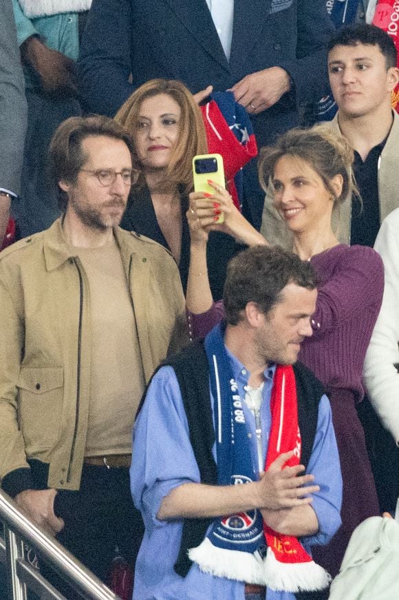 Dans le public, son époux était venu la soutenir. 

Ophélie Meunier et son mari Mathieu Vergne - Célébrités dans les tribunes du match de quart de finale aller de Ligue Des Champions 2025-2026 (LDC) "PSG - Liverpool (2-0)" au Parc des Princes à Paris le 8 avril 2026. © Cyril Moreau/Bestimage