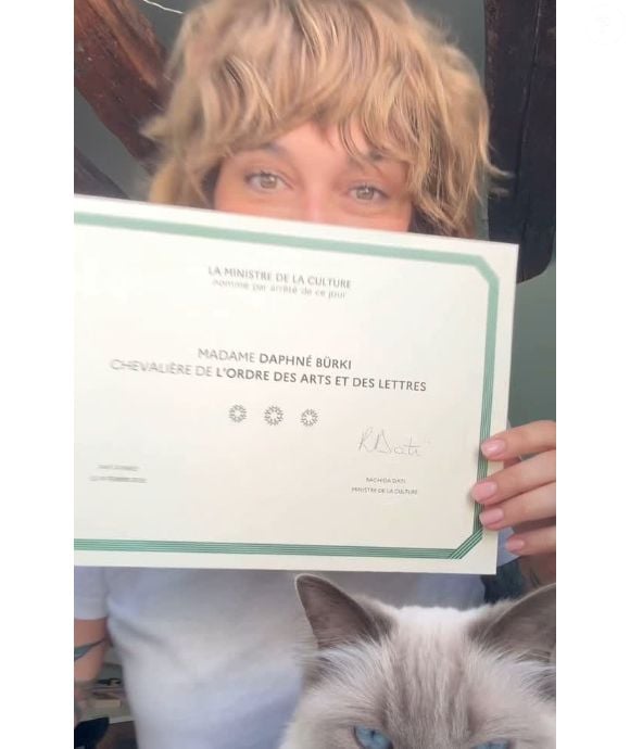 "Je partage avec vous la lettre par laquelle j’ai découvert que j’étais Chevalière de l’ordre des Arts et des Lettres", a fait la star tout en dévoilant le fameux courrier qu'elle a dernièrement reçu. De quoi faire son immense fierté !

(Capture d'écran - Instagram - dimanche 4 mai 2025)