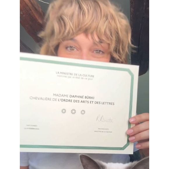 "Je partage avec vous la lettre par laquelle j’ai découvert que j’étais Chevalière de l’ordre des Arts et des Lettres", a fait la star tout en dévoilant le fameux courrier qu'elle a dernièrement reçu. De quoi faire son immense fierté !

(Capture d'écran - Instagram - dimanche 4 mai 2025)