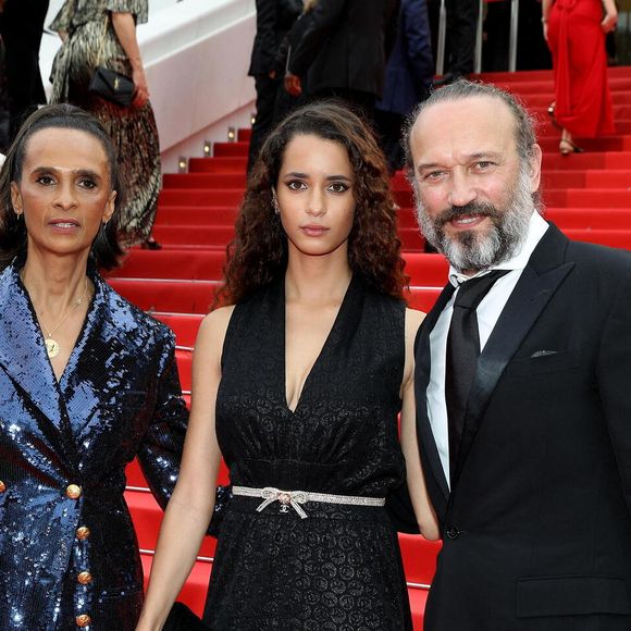 Karine Silla, Vincent Perez et leur fille Iman - Montée des marches du film « Les Amandiers » lors du 75ème Festival International du Film de Cannes. Le 22 mai 2022
© Dominique Jacovides / Bestimage