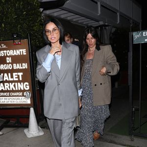Santa Monica, CA - EXCLUSIF - Demi Moore reste très professionnelle dans un blazer gris et un pantalon assorti alors qu'elle quitte le restaurant italien Giorgio Baldi avec ses filles Scout et Tallulah après avoir dîné avec Emma Heming Willis, l'épouse de Bruce Willis, à Santa Monica. (Backgrid USA / Bestimage).