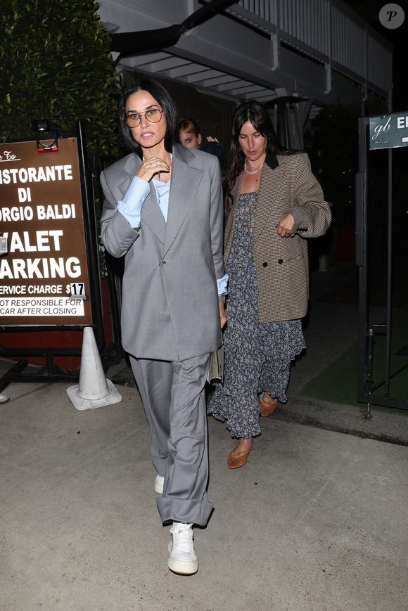 Santa Monica, CA - EXCLUSIF - Demi Moore reste très professionnelle dans un blazer gris et un pantalon assorti alors qu'elle quitte le restaurant italien Giorgio Baldi avec ses filles Scout et Tallulah après avoir dîné avec Emma Heming Willis, l'épouse de Bruce Willis, à Santa Monica. (Backgrid USA / Bestimage).