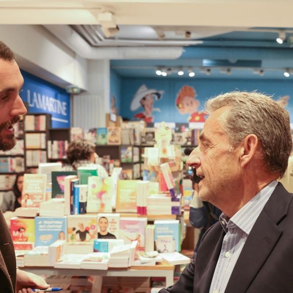 Exclusif - Louis Sarkozy en séances de dédicaces pour son livre "Napoléon Bonaparte - L'empire des livres" (Éditions Passés composés) à la librairie Lamartine à Paris.
© Sébastien Valente/Bestimage