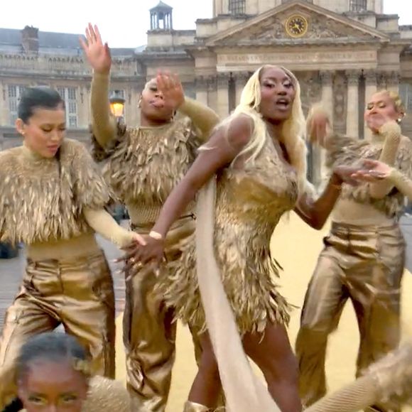 Aya Nakamura et la Garde Républicaine - Cérémonie d'ouverture des Jeux Olympiques (JO) de Paris 2024 le 26 juillet 2024.
© Capture France TV via Bestimage