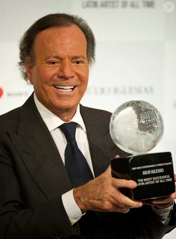 Julio Iglesias a été déclaré le plus grand artiste latino de tous les temps lors d'une cérémonie à Londres. Le 12 mai 2014. © EXPRESS SYNDICATION / BESTIMAGE