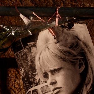 Des gendarmes déposent des bouquets de fleurs devant la résidence de Brigitte Bardot, La Madrague le 28 décembre 2025.
La fondation Brigitte Bardot a annoncé son décès à 91 ans.


© Franz Chavaroche / Bestimage