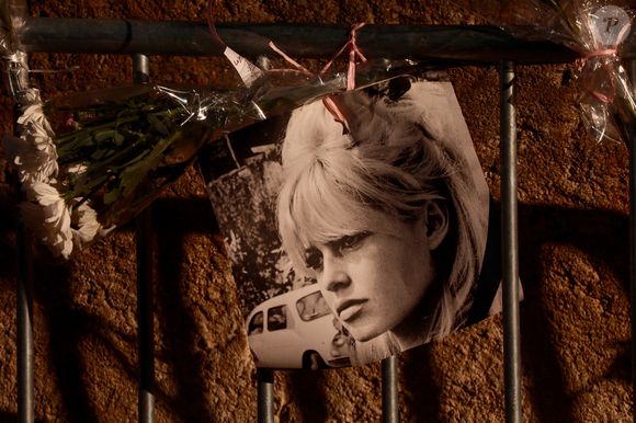 Des gendarmes déposent des bouquets de fleurs devant la résidence de Brigitte Bardot, La Madrague le 28 décembre 2025.
La fondation Brigitte Bardot a annoncé son décès à 91 ans.


© Franz Chavaroche / Bestimage