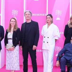 "Rien ne t'efface", adaptation en séries du best-seller de Michel Bussi
Gwendoline Hamon, Jerome Cornuau, Benjamin Baroche, Fauve Hautot, Dominique Farrugia, Patrick Renault, Marine Rambach sur le pink carpet lors du festival Canneseries saison 8 au palais des festivals à Cannes le 27 avril 2025.
© Denis Guignebourg / Bestimage