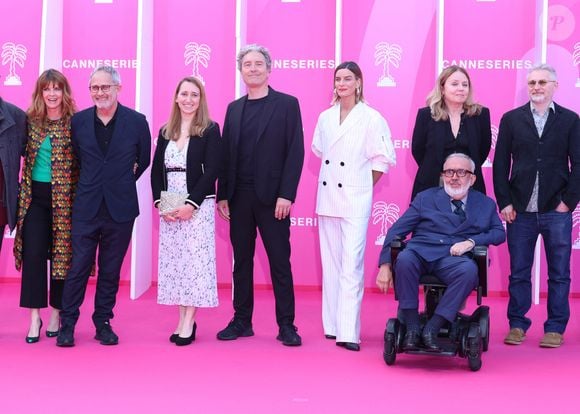 "Rien ne t'efface", adaptation en séries du best-seller de Michel Bussi

Gwendoline Hamon, Jerome Cornuau, Benjamin Baroche, Fauve Hautot, Dominique Farrugia, Patrick Renault, Marine Rambach sur le pink carpet lors du festival Canneseries saison 8 au palais des festivals à Cannes le 27 avril 2025.

© Denis Guignebourg / Bestimage