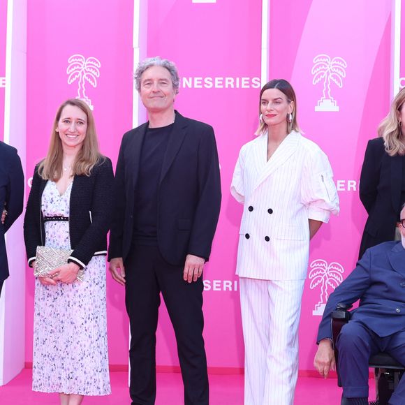 "Rien ne t'efface", adaptation en séries du best-seller de Michel Bussi

Gwendoline Hamon, Jerome Cornuau, Benjamin Baroche, Fauve Hautot, Dominique Farrugia, Patrick Renault, Marine Rambach sur le pink carpet lors du festival Canneseries saison 8 au palais des festivals à Cannes le 27 avril 2025.

© Denis Guignebourg / Bestimage