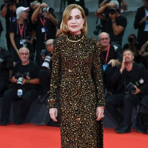 Enfin... pas vraiment d'elle mais de...

Isabelle Huppert assiste à la première de The Room Next Door dans le cadre du 81e Festival international du film de Venise, à Venise, en Italie, le 02 septembre 2024. Photo by Aurore Marechal/ABACAPRESS.COM