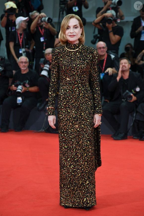 Enfin... pas vraiment d'elle mais de...

Isabelle Huppert assiste à la première de The Room Next Door dans le cadre du 81e Festival international du film de Venise, à Venise, en Italie, le 02 septembre 2024. Photo by Aurore Marechal/ABACAPRESS.COM