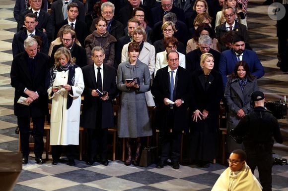 Michel Barnier, sa femme Isabelle Altmayer, Nicolas Sarkozy, sa femme Carla Bruni, François Hollande et sa femme Julie Gayet, Anne Hidalgo - Cérémonie de réouverture de la cathédrale Notre-Dame de Paris, le 7 décembre 2024. Joyau de l'art gothique, lieu de culte et de culture, symbole universel de la France et de son histoire, la cathédrale de Notre-Dame de Paris rouvre ses portes les 7 et 8 décembre, cinq ans après le terrible incendie qui l'avait ravagée le 15 avril 2019.
© Dominique Jacovides / Bestimage