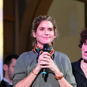 Alice Taglioni était en effet la marraine des ventes aux enchères caritatives de vin organisées aux Hospices de Beaune, ce dimanche 16 novembre 2025, en Côte-d'Or.

Cédric Klapisch, Martin Solveig, Alice Taglioni et Vincent Lacoste lors de la 165e vente aux enchères des Hospices de Beaune, le 16 novembre 2025. © Romain Doucelin / Bestimage