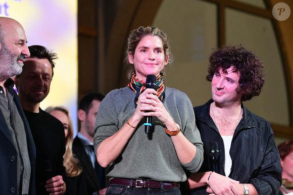 Alice Taglioni était en effet la marraine des ventes aux enchères caritatives de vin organisées aux Hospices de Beaune, ce dimanche 16 novembre 2025, en Côte-d'Or.

Cédric Klapisch, Martin Solveig, Alice Taglioni et Vincent Lacoste lors de la 165e vente aux enchères des Hospices de Beaune, le 16 novembre 2025. © Romain Doucelin / Bestimage