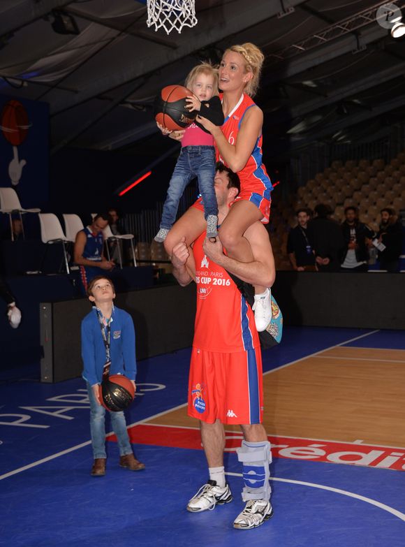 "Je suis en stress, j'ai tellement mal au ventre. J'en peux plus" a-t-elle confié.

Semi-Exclusif - Elodie Gossuin, son mari Bertrand Lacherie, leur fils Jules et leur fille Joséphine au match des célébrités (défi AG2R La Mondiale) au profit de l'association "Petits Princes", le 20 février 2016. 

Photo : Veeren / Bestimage
