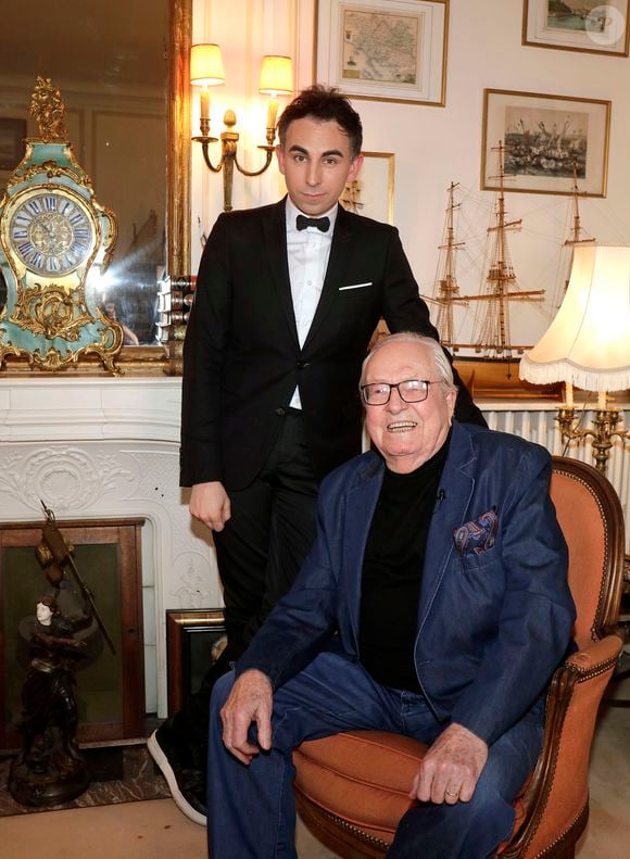 Exclusif - Jean-Marie Le Pen pose dans son hôtel particulier de Saint-Cloud avec Jordan de Luxe lors de l''enregistrement de l'émission "l'Instant de Luxe" à Paris le 17 mars 2022. © Cédric Perrin/Bestimage