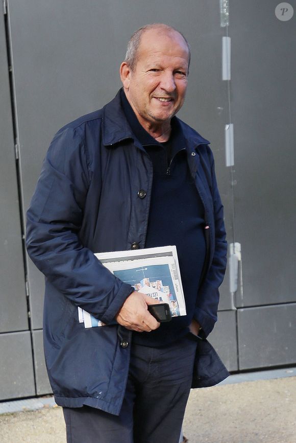 Exclusif - Rolland Courbis quitte les studios de BFM TV à Paris le 22 octobre 2023.