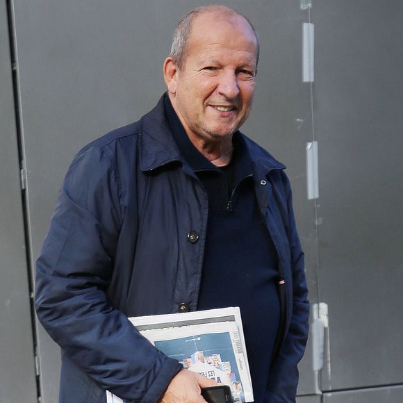 Exclusif - Rolland Courbis quitte les studios de BFM TV à Paris le 22 octobre 2023.