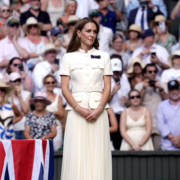 La princesse de Galles après avoir remis le Venus Rosewater Dish à Iga Swiatek après la finale du simple dames, le treizième jour des championnats de Wimbledon 2025, au All England Lawn Tennis and Croquet Club, Londres, Royaume-Uni, le 12 juillet 2025. Photo : Andrew Matthews/PA Wire/ABACAPRESS.COM