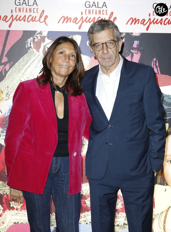 Michel Cymes et sa femme Nathalie - Photocall de la soirée de gala "Enfance Majuscule" au profit de l'enfance maltraitée à la Salle Gaveau à Paris le 10 décembre 2025. © Marc Ausset-Lacroix/Bestimage