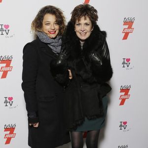 Archives - En France, à Paris, Catherine Laborde et sa fille Gabrièle, lors de la 2ème édition de la fête de la télé 2012 au Grand Palais. Le 12 décembre 20121
© Jean-Jacques Descamps via Bestimage