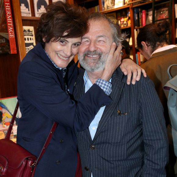Ainsi que la journaliste Ruth Elkrief ou encore l'homme d'affaire Denis Olivennes. 


Inès de La Fressange et son compagnon Denis Olivennes - Guillaume Gallienne dédicace son livre "Le buveur de brume" à la Galerie Galignani à Paris, France, le 13 Mai 2025. © Bertrand Rindoff / Bestimage