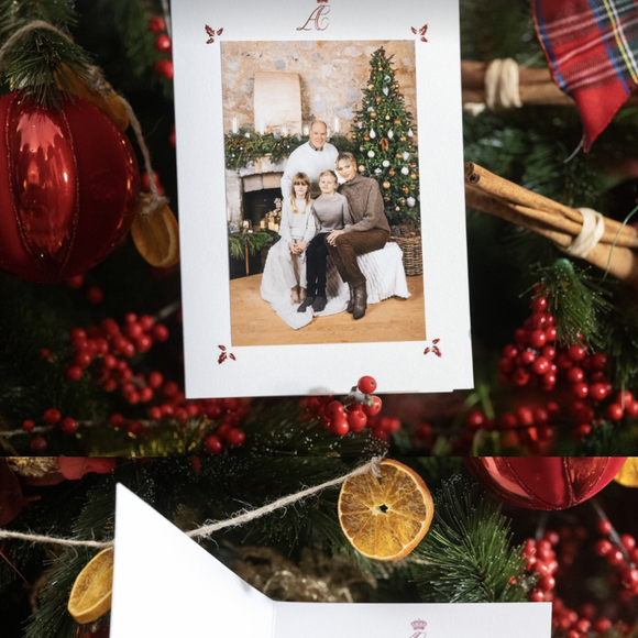 En légende, la princesse Charlene et Albert de Monaco ont écrit : "Joyeux Noël ! Merry Christmas. En ces temps de fêtes, recevez nos voeux les plus chaleureux pour un joyeux Noël et une belle et heureuse année 2025". 

La famille princière de Monaco souhaite un joyeux noël sur Instagram