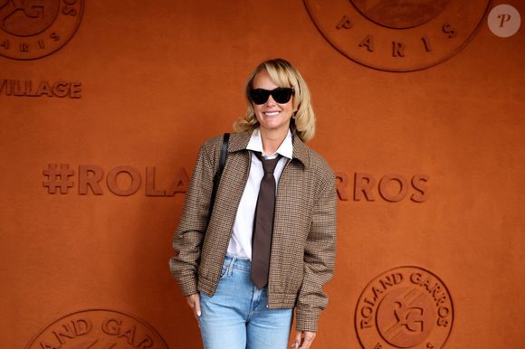 En effet, la mère de famille a décidé donner la veste en cuir de Johnny Hallyday, celle qu'il portait lors de ses concerts au Stade de France.

Laeticia Hallyday au village lors des Internationaux de France de Tennis de Roland Garros 2025, à Paris, France, le 6 juin 2025. © Jacovides-Moreau/Bestimage