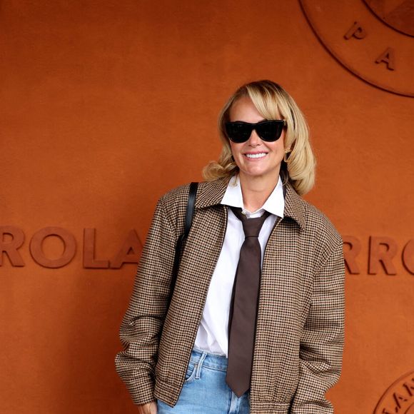 En effet, la mère de famille a décidé donner la veste en cuir de Johnny Hallyday, celle qu'il portait lors de ses concerts au Stade de France.

Laeticia Hallyday au village lors des Internationaux de France de Tennis de Roland Garros 2025, à Paris, France, le 6 juin 2025. © Jacovides-Moreau/Bestimage