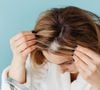 Pour cause : un phénomène biologique complexe se joue au niveau du bulbe pileux bien avant que le changement ne soit visible.