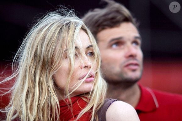 Emmanuelle Béart et Marc Thiercelin assistent au baptême du nouveau bateau de Thiercelin dans le vieux port de La Rochelle, le 12 septembre 2004. 

Photo : Patrick Bernard / ABACA.