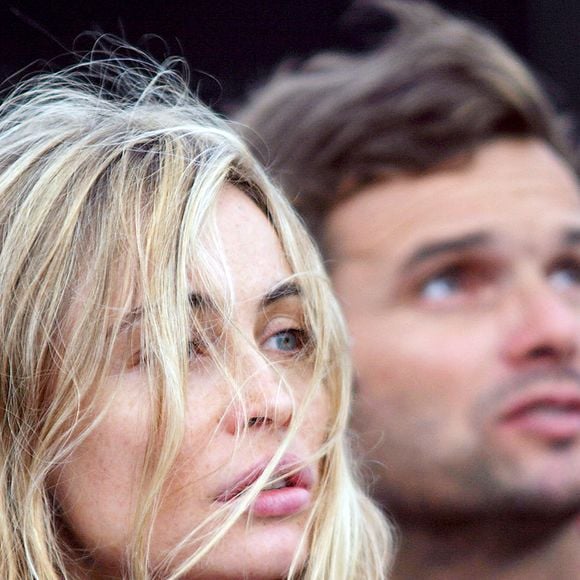 Emmanuelle Béart et Marc Thiercelin assistent au baptême du nouveau bateau de Thiercelin dans le vieux port de La Rochelle, le 12 septembre 2004. 

Photo : Patrick Bernard / ABACA.